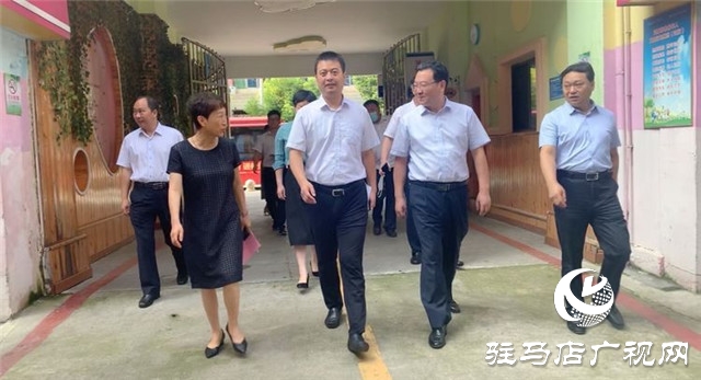 中原銀行駐馬店分行與驛城區(qū)教育局愛心助學交接儀式