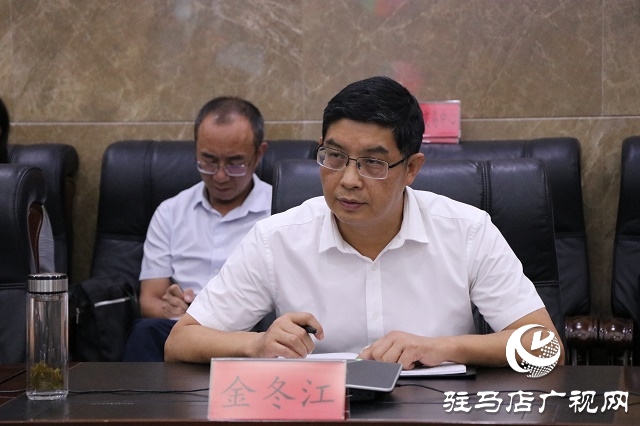 市委常委、常務副市長金冬江現(xiàn)場接聽“12345”熱線