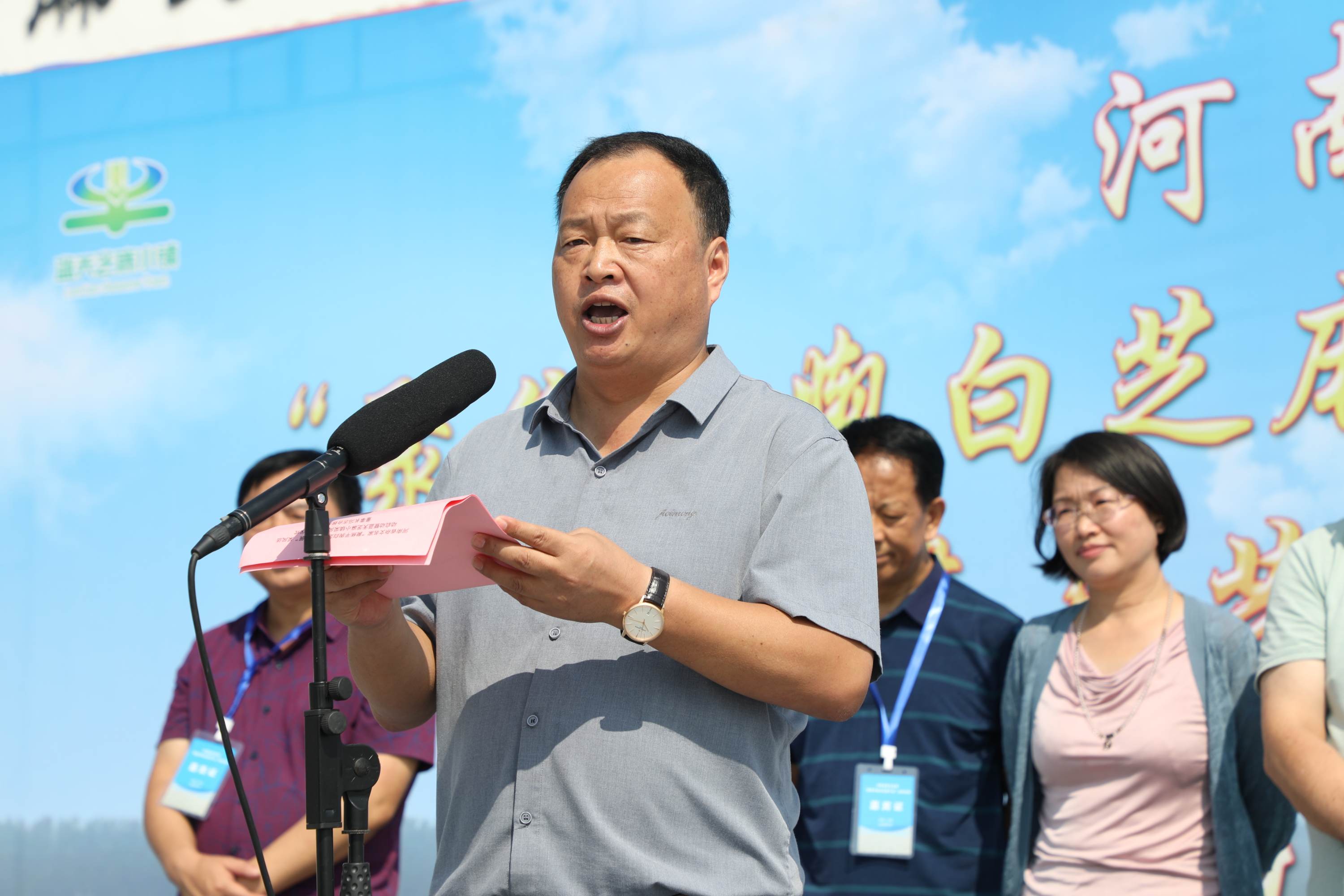 河南省雜文名家“聚焦平輿白芝麻產(chǎn)業(yè)發(fā)展”采風活動啟動暨藍天芝麻小鎮(zhèn)采風基地揭牌儀式舉行