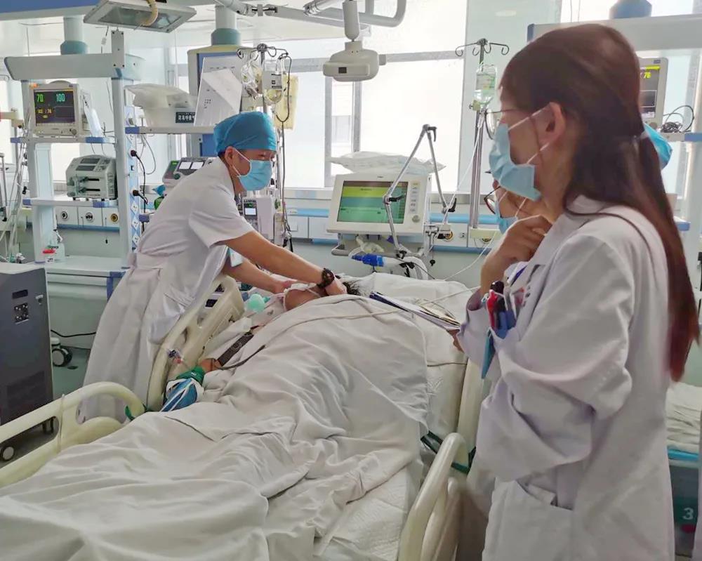 少年不慎落水危在旦夕，市中心醫(yī)院醫(yī)護人員精心治療挽救生命