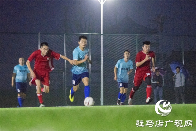 駐馬店“體彩杯”七人制足球賽開賽 雨中燃爆運(yùn)動激情