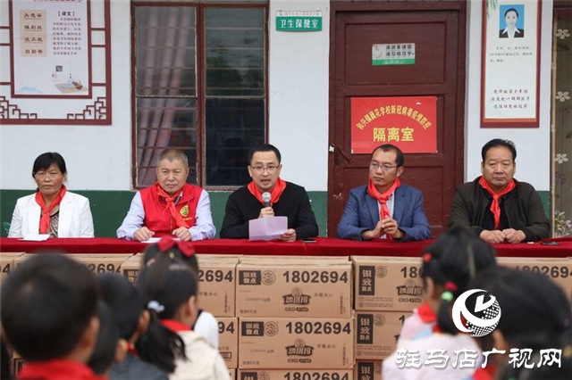 徐福記“福滿校園”連續(xù)7年走進(jìn)河南為2所山區(qū)學(xué)校送來(lái)課間營(yíng)養(yǎng)補(bǔ)充餐，同時(shí)帶來(lái)了環(huán)保課和營(yíng)養(yǎng)課