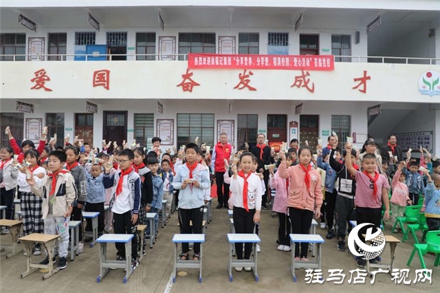 徐福記“福滿校園”連續(xù)7年走進(jìn)河南為2所山區(qū)學(xué)校送來(lái)課間營(yíng)養(yǎng)補(bǔ)充餐，同時(shí)帶來(lái)了環(huán)保課和營(yíng)養(yǎng)課