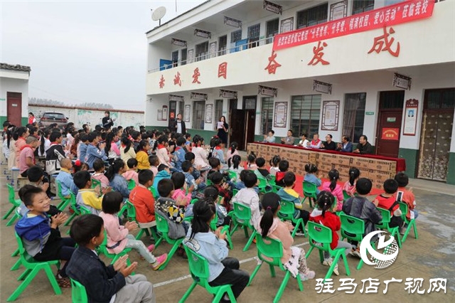 徐福記“福滿校園”連續(xù)7年走進(jìn)河南為2所山區(qū)學(xué)校送來(lái)課間營(yíng)養(yǎng)補(bǔ)充餐，同時(shí)帶來(lái)了環(huán)保課和營(yíng)養(yǎng)課