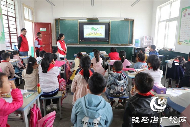 徐福記“福滿校園”連續(xù)7年走進(jìn)河南為2所山區(qū)學(xué)校送來(lái)課間營(yíng)養(yǎng)補(bǔ)充餐，同時(shí)帶來(lái)了環(huán)保課和營(yíng)養(yǎng)課