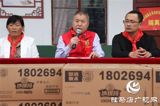 徐福記“福滿校園”連續(xù)7年走進(jìn)河南為2所山區(qū)學(xué)校送來(lái)課間營(yíng)養(yǎng)補(bǔ)充餐，同時(shí)帶來(lái)了環(huán)保課和營(yíng)養(yǎng)課