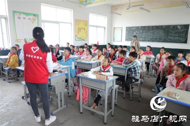 徐福記“福滿校園”連續(xù)7年走進(jìn)河南為2所山區(qū)學(xué)校送來(lái)課間營(yíng)養(yǎng)補(bǔ)充餐，同時(shí)帶來(lái)了環(huán)保課和營(yíng)養(yǎng)課