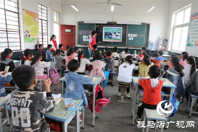 徐福記“福滿校園”連續(xù)7年走進(jìn)河南為2所山區(qū)學(xué)校送來(lái)課間營(yíng)養(yǎng)補(bǔ)充餐，同時(shí)帶來(lái)了環(huán)保課和營(yíng)養(yǎng)課