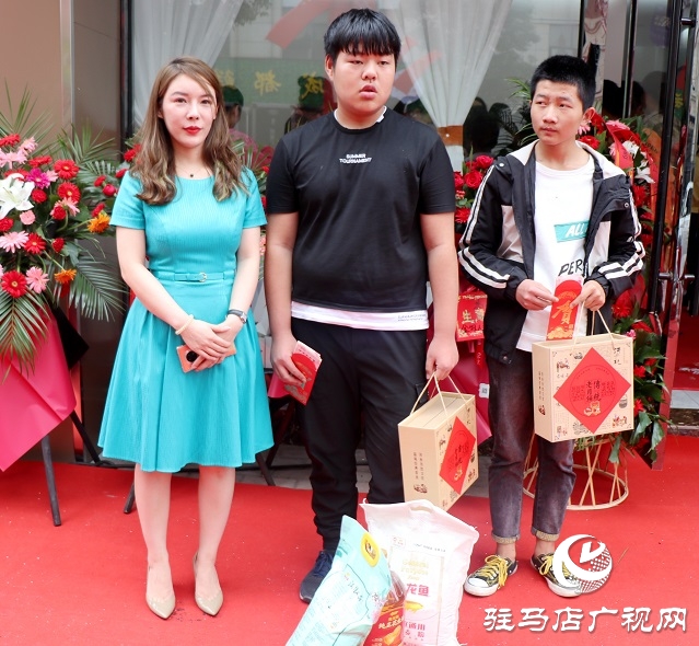 不一樣的開(kāi)業(yè)典禮:傳遞正能量 愛(ài)心助學(xué)子