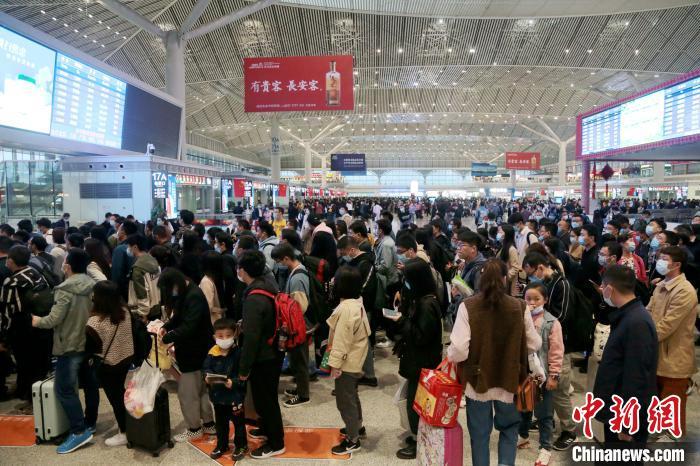 2021春運(yùn)火車票今開(kāi)搶！窗口售票還在 支持現(xiàn)金購(gòu)票 