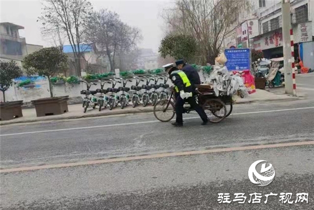 正陽(yáng)交警幫助老人推車過(guò)馬路…這個(gè)“背影”太暖了！