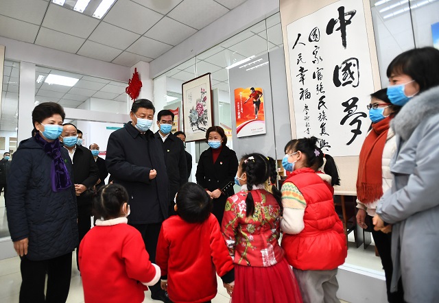 習近平在貴陽考察超市和社區(qū)