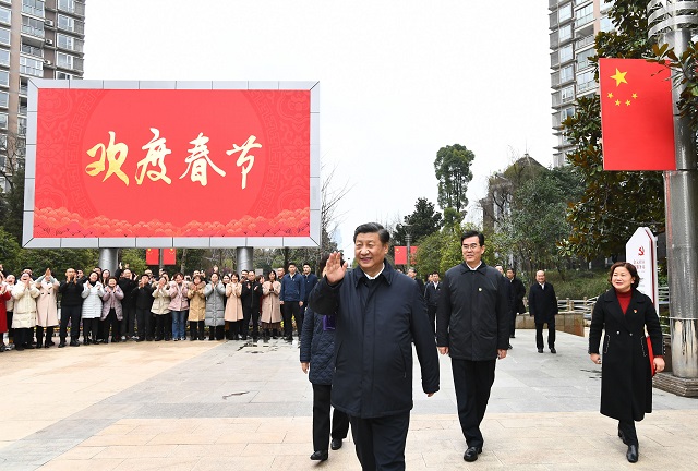 習近平在貴陽考察超市和社區(qū)