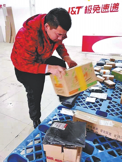 留杭河南小伙被稱(chēng)為“最美快遞小哥”，繼續(xù)著自己的平凡生活