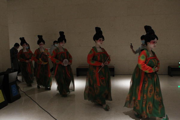 14名小姐姐進(jìn)了河南博物院，要和文物一起再拍《唐宮夜宴》？