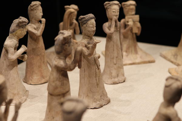 14名小姐姐進(jìn)了河南博物院，要和文物一起再拍《唐宮夜宴》？