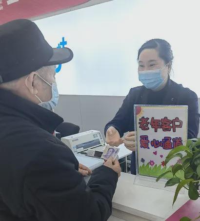 銀發(fā)暖心！駐馬店移動“銀發(fā)暖心服務(wù)”在行動
