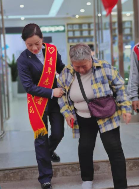 銀發(fā)暖心！駐馬店移動“銀發(fā)暖心服務(wù)”在行動