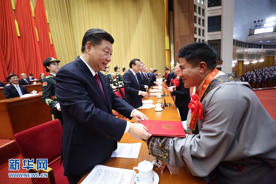 全國脫貧攻堅總結(jié)表彰大會在京隆重舉行 習(xí)近平向全國脫貧攻堅楷模榮譽稱號獲得者等頒獎并發(fā)表重要講話