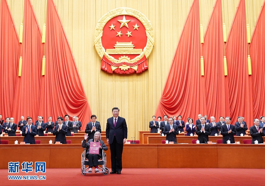 全國脫貧攻堅總結(jié)表彰大會在京隆重舉行 習(xí)近平向全國脫貧攻堅楷模榮譽稱號獲得者等頒獎并發(fā)表重要講話