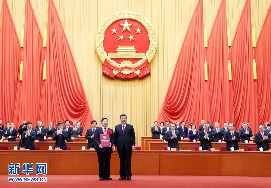 全國脫貧攻堅總結(jié)表彰大會在京隆重舉行 習(xí)近平向全國脫貧攻堅楷模榮譽稱號獲得者等頒獎并發(fā)表重要講話