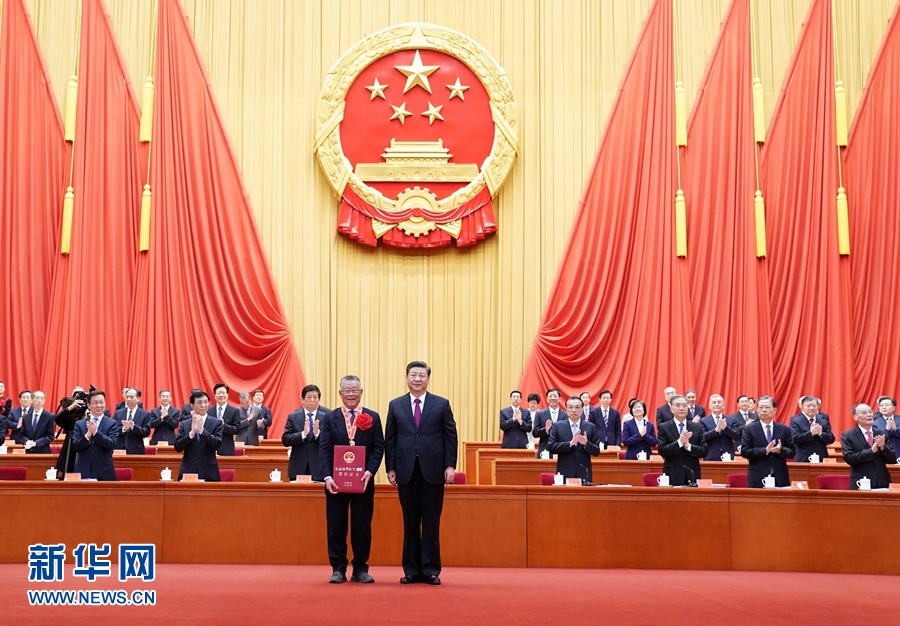 全國脫貧攻堅總結(jié)表彰大會在京隆重舉行 習(xí)近平向全國脫貧攻堅楷模榮譽稱號獲得者等頒獎并發(fā)表重要講話