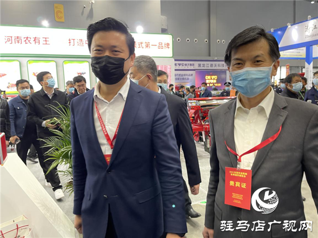  “農(nóng)有王”震撼亮相全國農(nóng)機(jī)展覽會