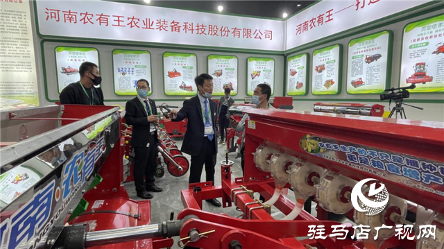  “農(nóng)有王”震撼亮相全國農(nóng)機(jī)展覽會