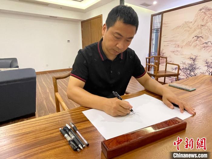 描繪鄉(xiāng)土記憶 福州畫(huà)師用鋼筆再現(xiàn)古厝風(fēng)情