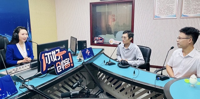 黃淮學院創(chuàng)新創(chuàng)業(yè)學院院長薛凡和華中科技大學工學博士、【圖文+視頻】}河南省乾憬光電科技有限公司技術總負責人陳富軍做客《你好，創(chuàng)客！》
