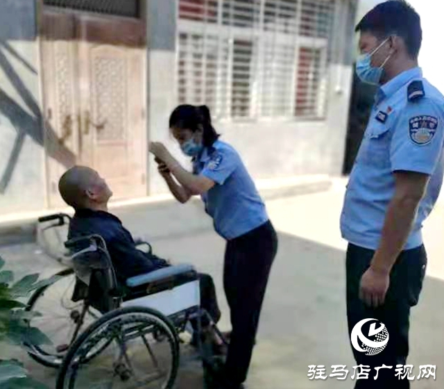 遂平縣公安局嵖岈山風(fēng)景區(qū)派出所民警主動(dòng)上門為殘疾人辦理身份證
