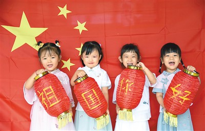 “到處可見的‘中國(guó)紅’，是最美的色彩”