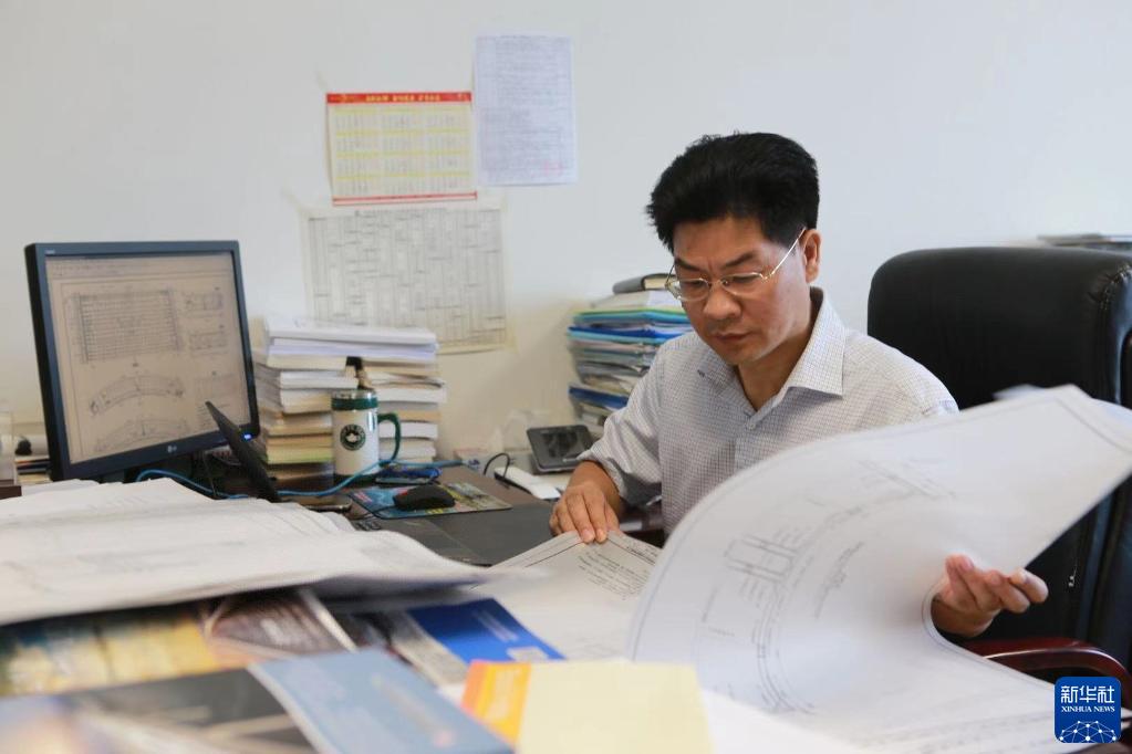 奮斗百年路 啟航新征程·中國共產(chǎn)黨人的精神譜系｜愛崗敬業(yè)、爭創(chuàng)一流——勞模精神述評
