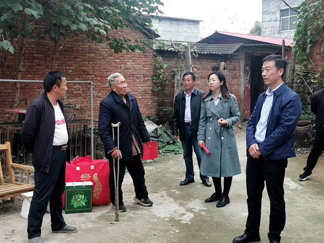 駐馬店市公共資源交易中心開展平安建設(shè)宣傳暨重陽節(jié)慰問活動