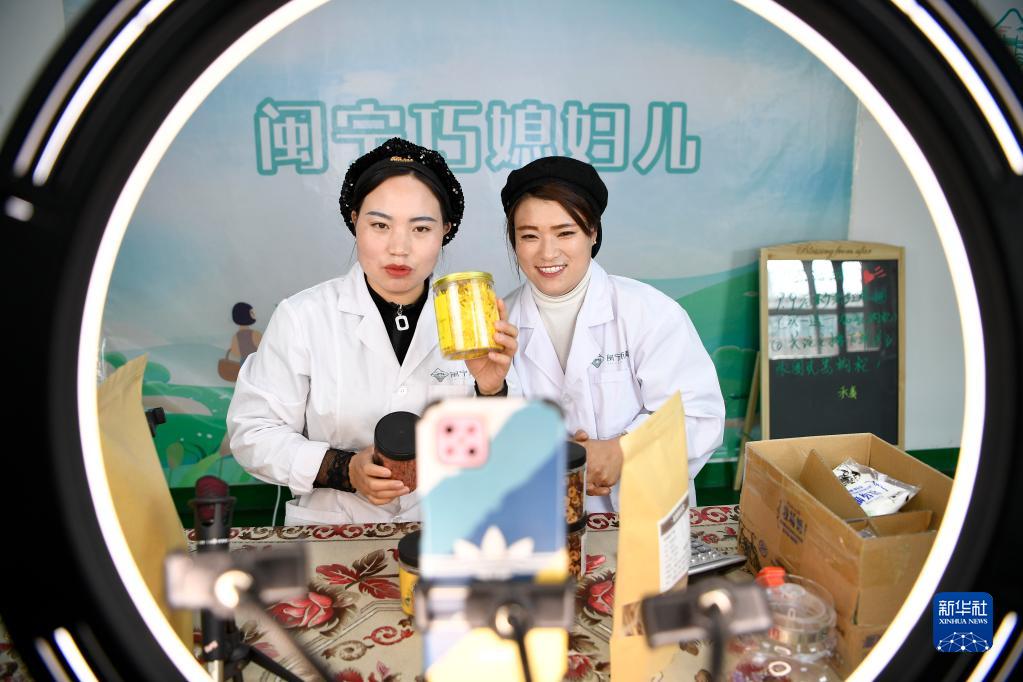 新思想引領(lǐng)新征程·時(shí)代答卷丨再闖新路看西部 接續(xù)奮斗開(kāi)新局——習(xí)近平總書(shū)記謀劃推動(dòng)西部大開(kāi)發(fā)譜寫新篇章