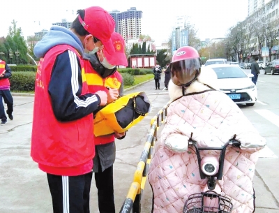 因疫情學(xué)生取消周末假期，家長(zhǎng)送被褥貼手寫(xiě)信“學(xué)校最安全，老師會(huì)保護(hù)你們