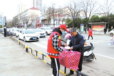 因疫情學(xué)生取消周末假期，家長(zhǎng)送被褥貼手寫(xiě)信“學(xué)校最安全，老師會(huì)保護(hù)你們