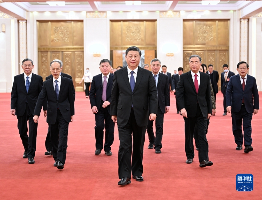 習(xí)近平同黨外人士共迎新春 代表中共中央，向各民主黨派、工商聯(lián)和無黨派人士，向統(tǒng)一戰(zhàn)線廣大成員，致以誠(chéng)摯的問候和新春的祝福 汪洋韓正出席