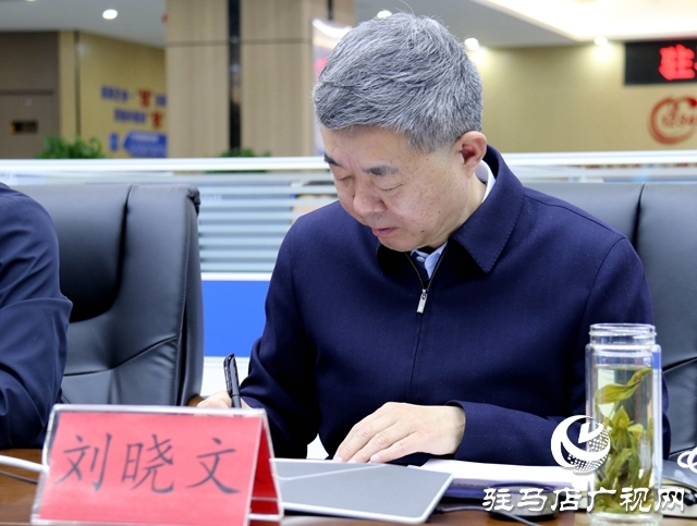 劉曉文現(xiàn)場接聽市12345政務(wù)服務(wù)熱線