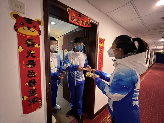 冬奧志愿者身后，有一群更默默無聞的志愿者