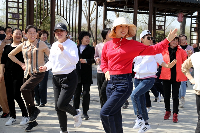 經(jīng)濟(jì)開(kāi)發(fā)區(qū)舉辦慶“三八”婦女節(jié)趣味拓展團(tuán)建活動(dòng)