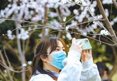 一口痰就能傳染新冠，市民該咋辦？鄭州疾控：外出盡量全程戴口罩