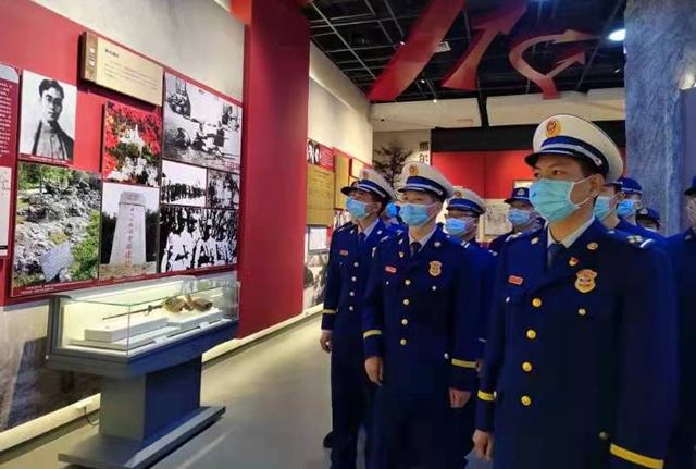 駐馬店市消防救援支隊(duì)高新區(qū)大隊(duì)開(kāi)展緬懷革命先烈活動(dòng)