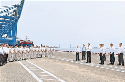 習(xí)近平在海南考察時強(qiáng)調(diào) 解放思想開拓創(chuàng)新團(tuán)結(jié)奮斗攻堅(jiān)克難 加快建設(shè)具有世界影響力的中國特色自由貿(mào)易港