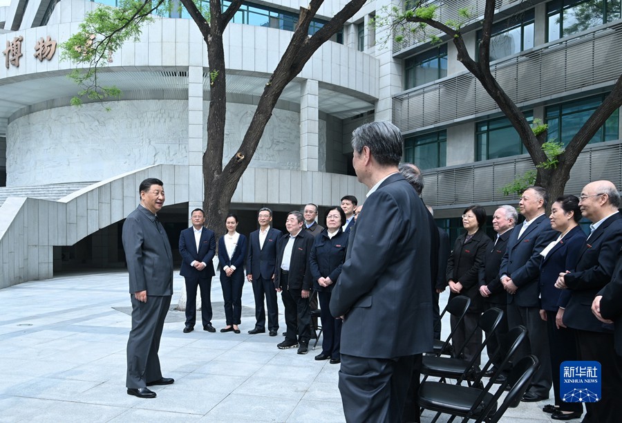 習(xí)近平在中國(guó)人民大學(xué)考察時(shí)強(qiáng)調(diào) 堅(jiān)持黨的領(lǐng)導(dǎo)傳承紅色基因扎根中國(guó)大地 走出一條建設(shè)中國(guó)特色世界一流大學(xué)新路