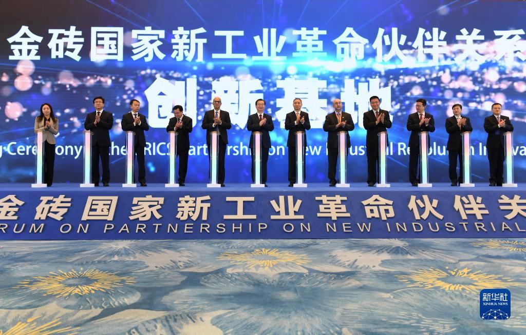 攜手合作 開(kāi)創(chuàng)未來(lái)——習(xí)近平主席引領(lǐng)金磚國(guó)家合作、推動(dòng)全球發(fā)展述評(píng)