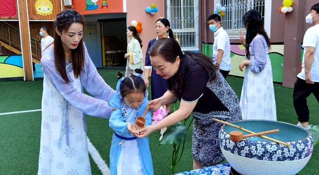 駐馬店市實驗幼兒園舉辦國學(xué)風(fēng)畢業(yè)典禮