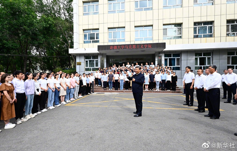 習(xí)近平在新疆烏魯木齊市考察調(diào)研
