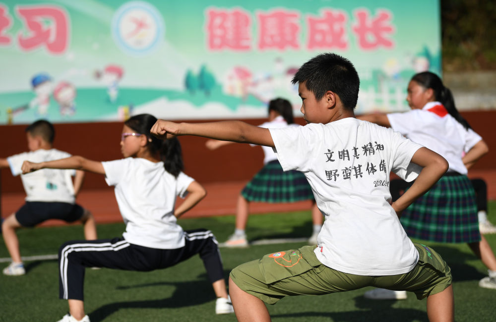 總書記掛念的“關(guān)鍵小事”｜讓孩子們跑起來