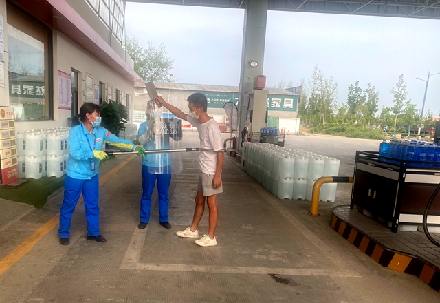 駐馬店市公安局高新分局聯(lián)合轄區(qū)中石油加油站開(kāi)展反恐演練